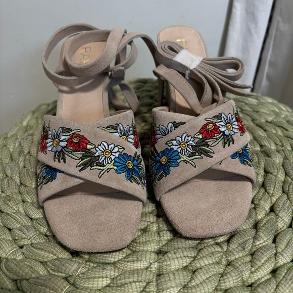 Anthropologie Raye Tan Suede Embroidered Floral Lace Up Heeled Sandals NWOB - Picture 10 of 14